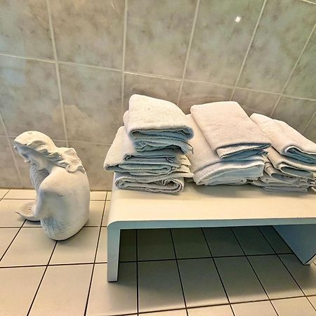 Magisches Doppelzimmer Mit Atemberaubender Wasserfall-Wand In Seligenstadt Extérieur photo