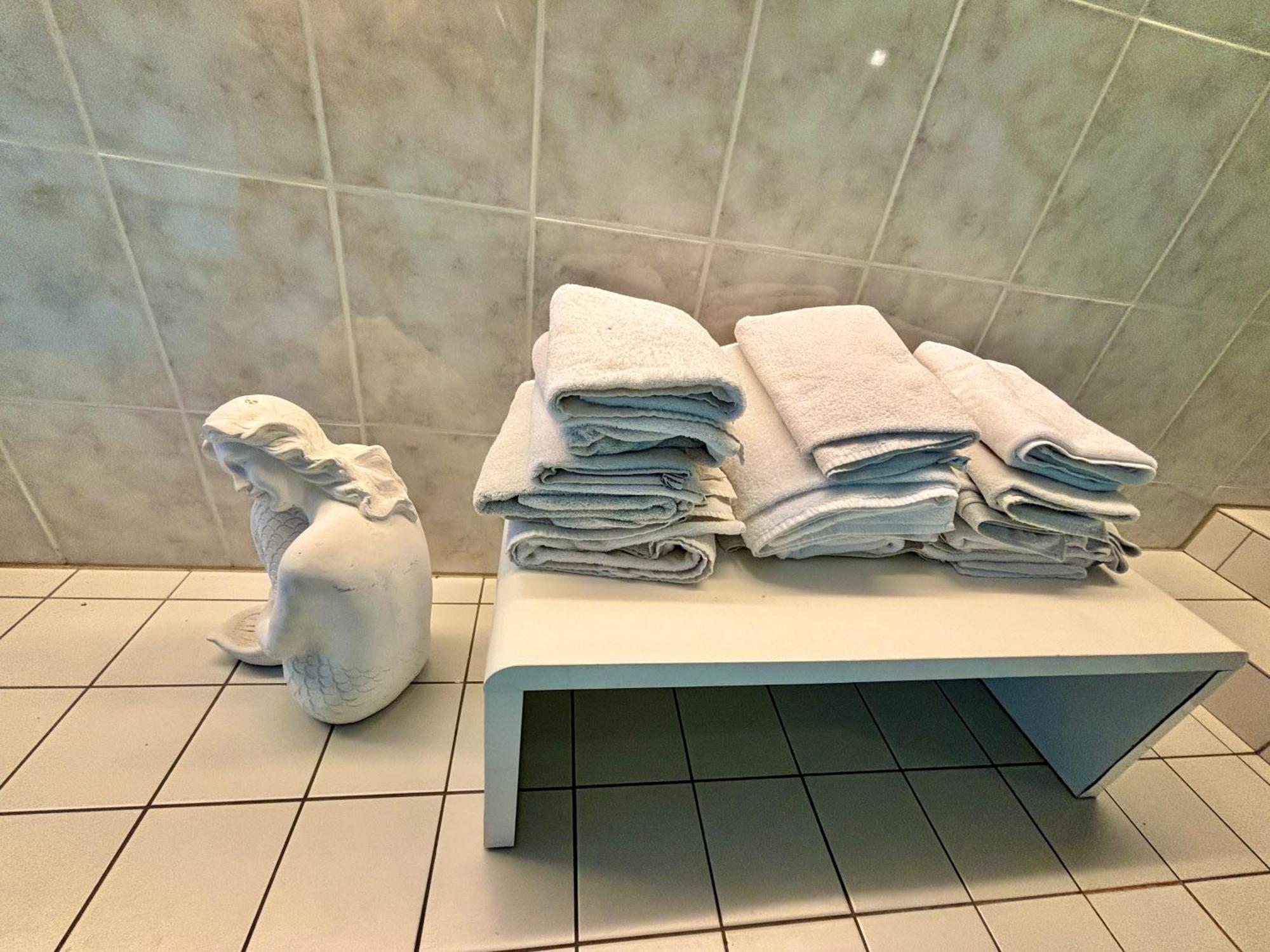 Magisches Doppelzimmer Mit Atemberaubender Wasserfall-Wand In Seligenstadt Extérieur photo